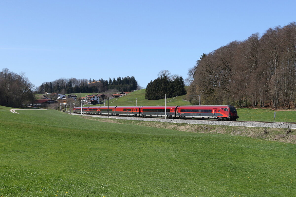 80-90 742  Spirit of Klagenfurt  aus Rosenheim kommend am 8. April 2025 bei Axdorf im Chiemgau.