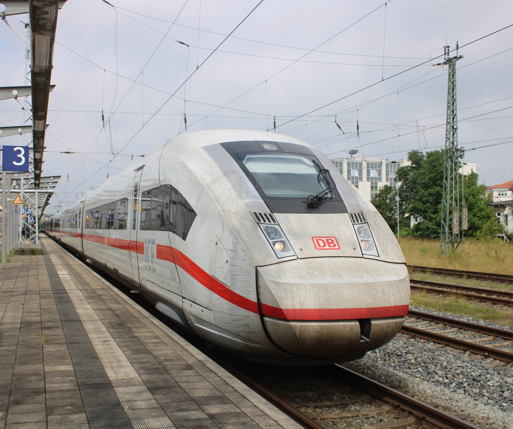 812 029-8 als ICE 203(Ostseebad Binz → Karlsruhe Hbf)bei der Ausfahrt am 25.07.2025 im Rostocker Hbf.