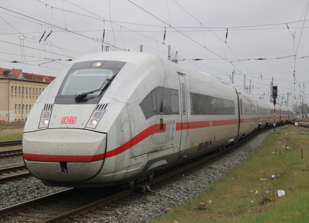 812 032-1 als ICE 203 von Ostseebad Binz nach Karlsruhe Hbf bei der Einfahrt im Rostocker Hbf.11.04.2025