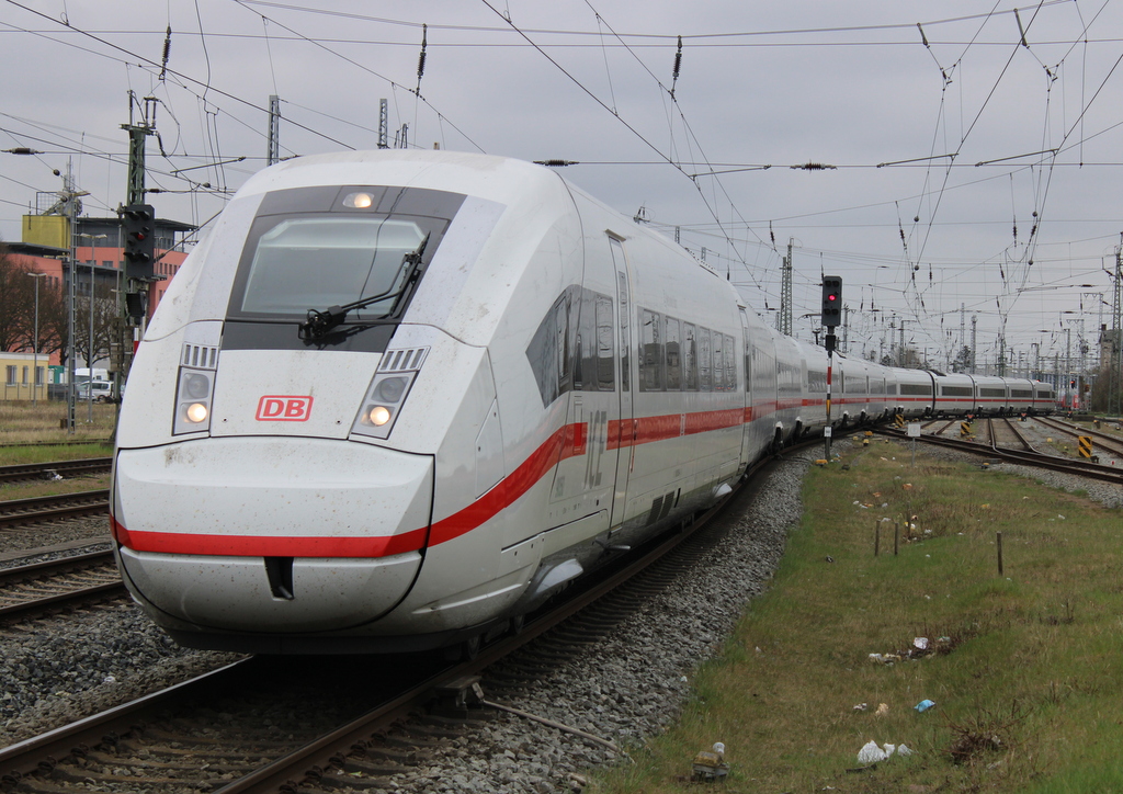 812 050-4 als ICE 208(Köln-Stralsund)bei der Einfahrt im Rostocker Hbf.11.04.2025