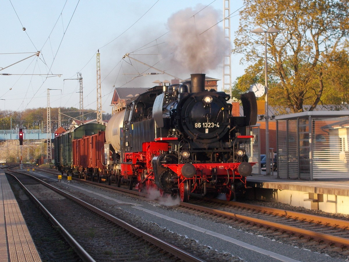 86 1323 rangierte,am 03.Mai 2018,die mitgebrachten G�terwagen,in Bergen/R�gen.