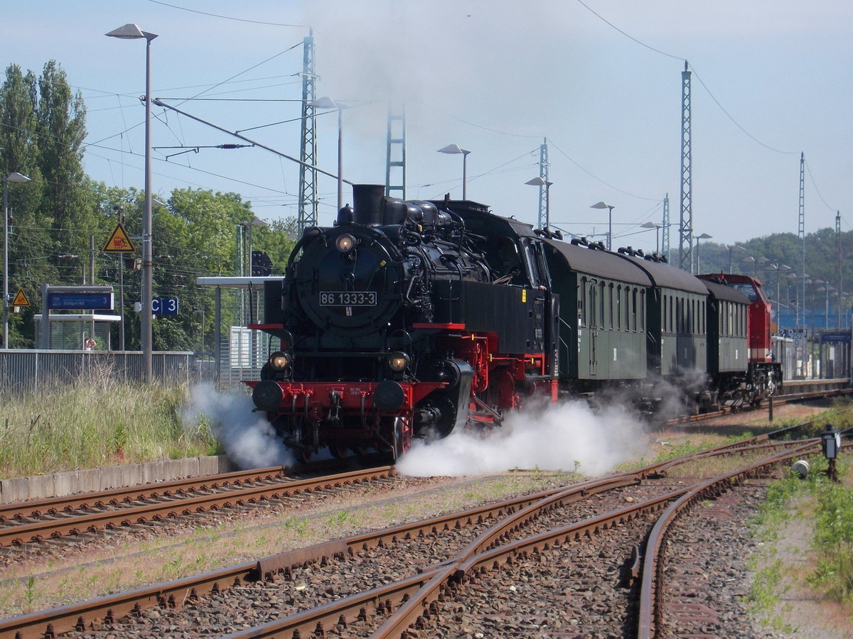 86 1333 und am Schlu� 112 708 als planm��iger Personenzug Bergen/R�gen-Lauterbach Mole,am 11.Juni 2017,in Bergen/R�gen.