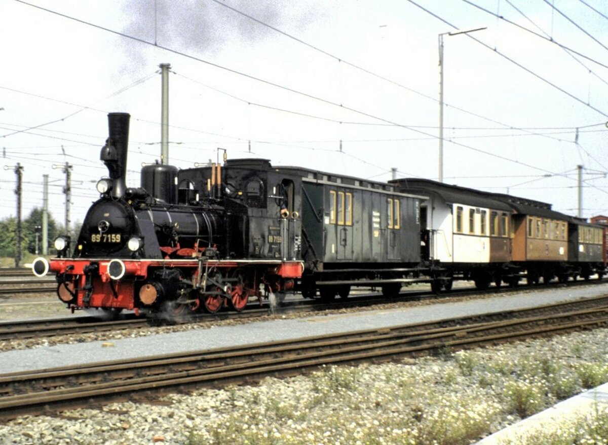 89 7159 mit Nebenbahnzug bei der Jubiläumsprade 150 Jahre Deutsche Eisenbahn in Nürnberg am 14.09.1985.