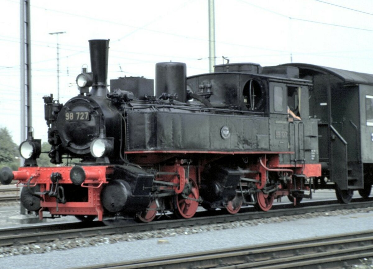 98 727  Zuckersusi  bei der Jubiläumsparade 150 Jahre Deutsche Eisenbahn in Nürnberg am 14.09.1985. 