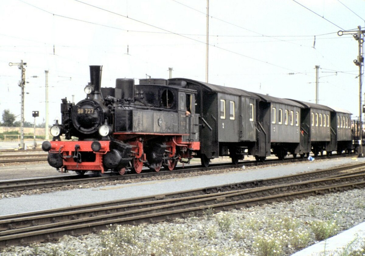 98 727  Zuckersusi  mit Nebenbahnzug bei der Jubiläumsparade 150 Jahre Deutsche Eisenbahn in Nürnberg am 14.09.1985.