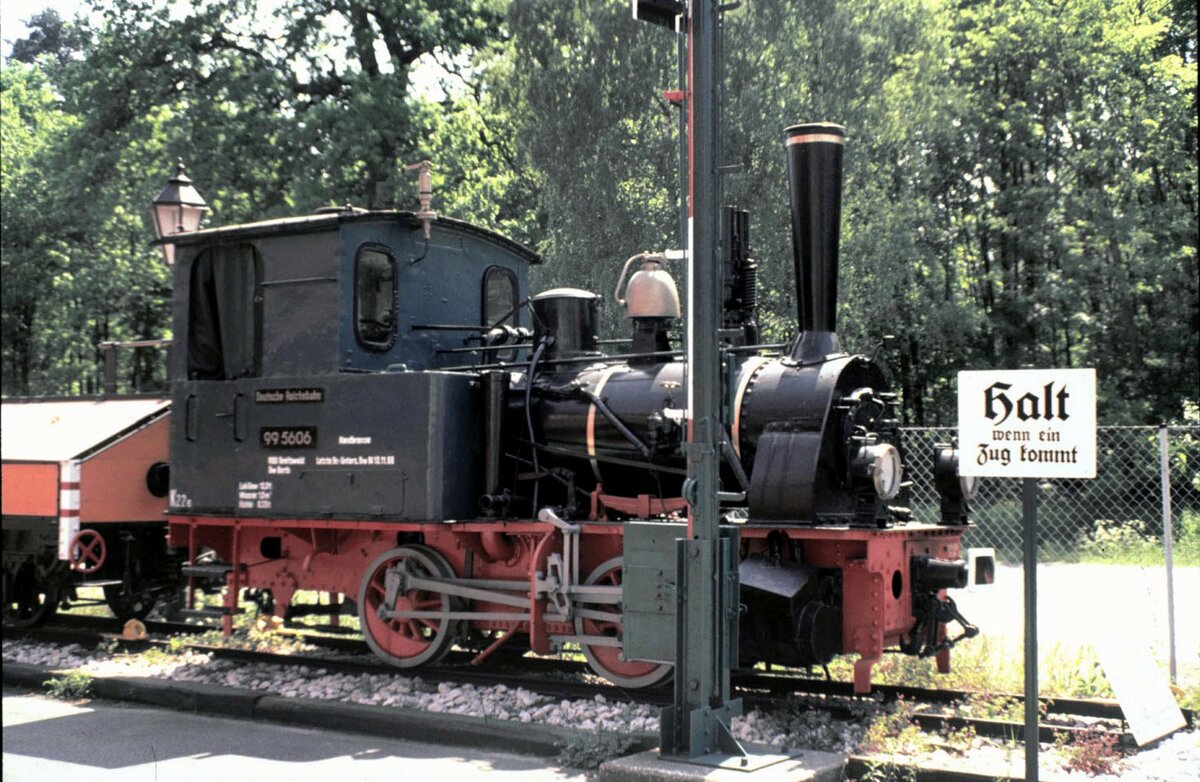 99 5606 Denkmal-Lok bei der Firma Lehmann Gartenbahn in Nürnberg im Mai 1980. Mir ist nicht bekannt ob die Lok ebenso wie die historische Straßenbahn beim großen Werksbrand ein Raub der Flammen wurde.