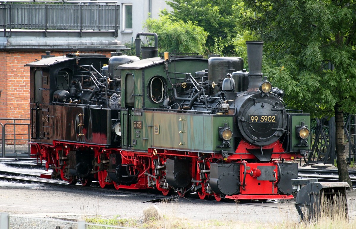99 5902 und dahinter 99 5901 sind zwei mallet-Loks von Jung fr die HSB. Die Loks stehen am 20.06.2014 in Werningerode.