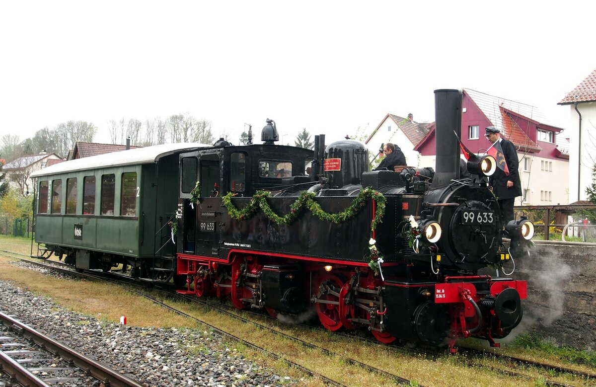 99 633, das Öchsle fährt bei der Abend-Ausfahrt aus Ochsenhausen am 25.04.2015.