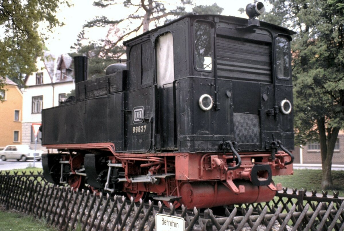 99 637 eine Baden-Württemberg Tssd, Schwestermaschine des Öchsle 99 633, auf Denkmalsockel in Bad Buchau im Juni 1980.