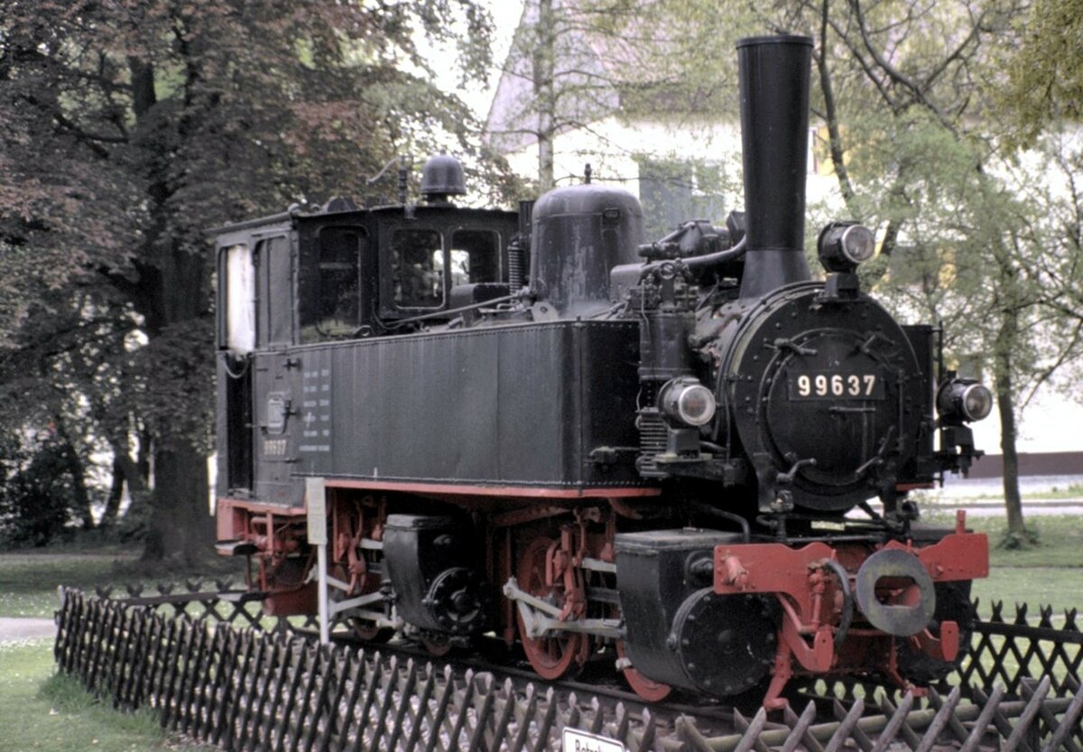 99 637 eine Baden-Württemberg Tssd, Schwestermaschine des Öchsle 99 633, auf Denkmalsockel in Bad Buchau im Juni 1980.