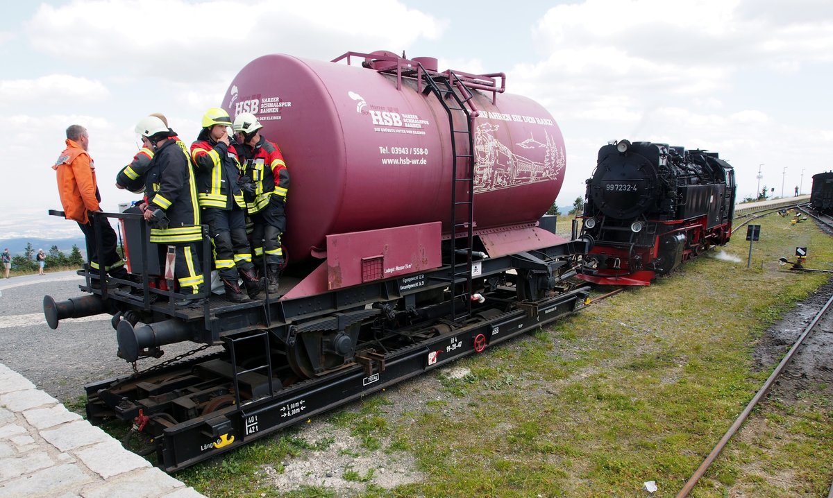 99 7232-6 im Feuerwehreinsatz auf dem Brocken/Harz am 27.07.2019. Im ca. 300m vor der Bergstation war ein Feuer ausgebrochen. In Zusammenarbeit mit der HSB wurde von den Feuerwehren der Umgebung der Brand schnell unter Kontrolle gebracht und gelscht. Der unterbrochene Bahnverkehr konnte bald wieder aufgenommen werden.