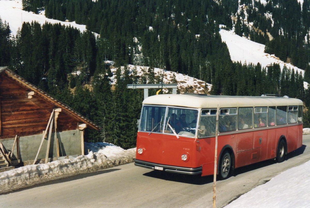 (AA 00B) - Aus dem Archiv: AFA Adelboden - Nr. 24/BE 26'702 - FBW/R&J (ex Steiner, Meikirch Nr. 1) am 25. Februar 1990 in Adelboden, Geilsstrasse