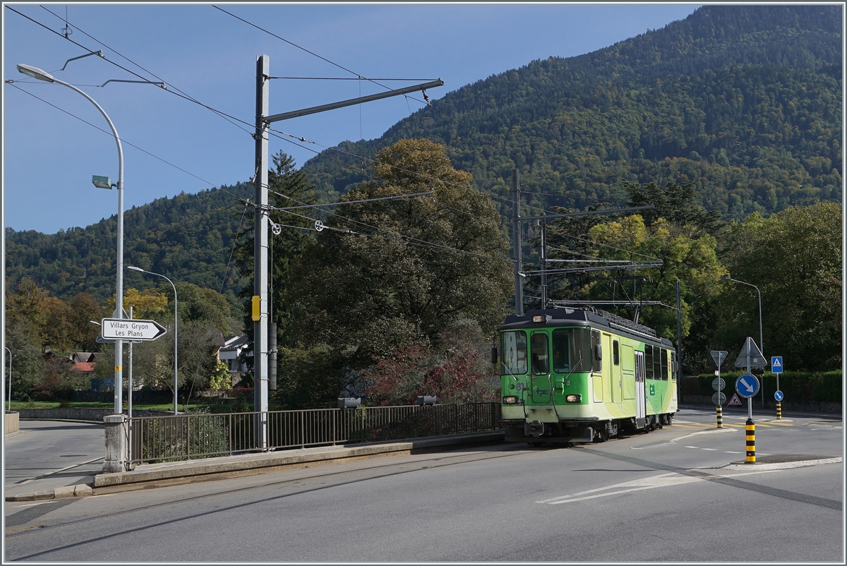 Ab Bevieux bis zum Bahnhof in Bex fährt die BVB erneut auf der Strasse; im  Bild ist der BDeh 4/4 81 mit seinem Bt bei der Haltestelle Bex Pont Neuf unterwegs.

11. Okt. 2021