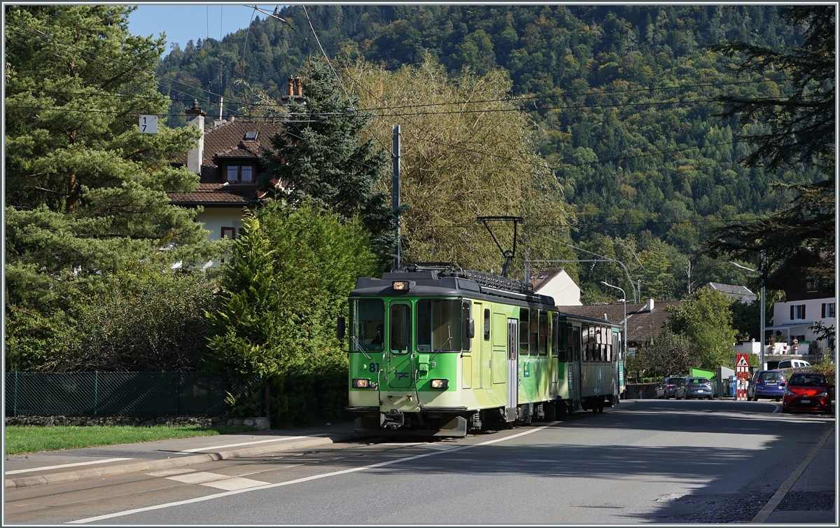Ab Bevieux bis zum Bahnhof in Bex fährt die BVB erneut auf der Strasse, wobei es besonders im Ortskern von Bex ziemlich eng zugeht. Im Bild der BDeh 4/4 81 mit seinem Bt kurz vor der Haltestelle Bex Pont Neuf unterwegs. 11. Okt. 2021
