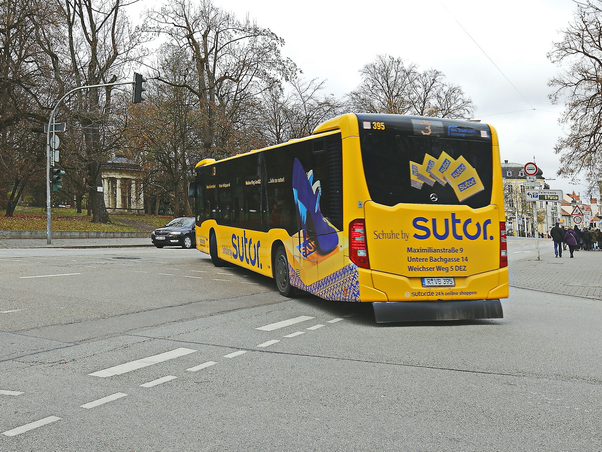 Abbiegevorgang eines Mercedes Citaro II mit der Nummer 395 der Regensburger Verkehrsbetriebe in Regensburg am 30. November 2019.