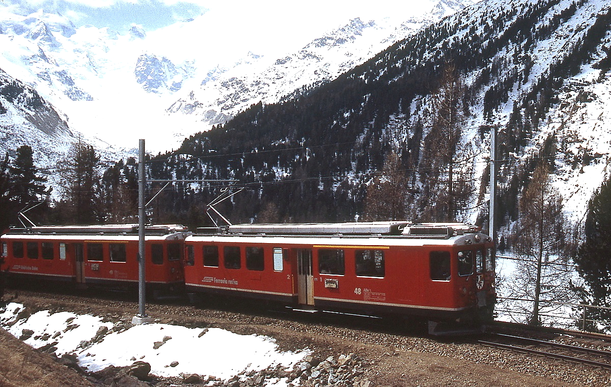 ABe 4/4 II 48 und ein weiterer ABe 4/4 II am bekannten Fotostandpunkt mit Blick auf den Morteratschgletscher. Etwas fr Frhaufsteher, denn obwohl es erst ca. 09.30 Uhr war, stand die Sonne an diesem Apriltag 1996 nicht mehr optimal.
