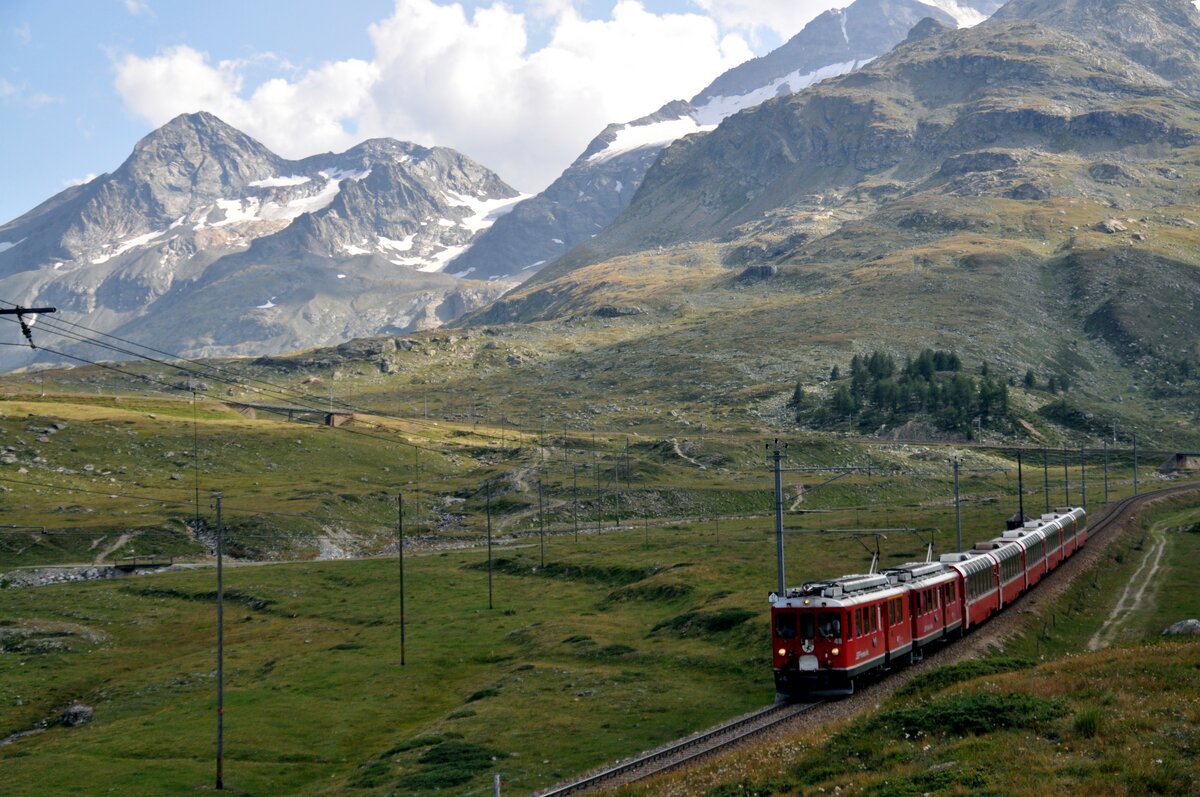 ABe 4/4 Nr.47 und 48 mit Bernina-Express auf dem Bernina Plateau bei Lagalp am 27.08.2009.