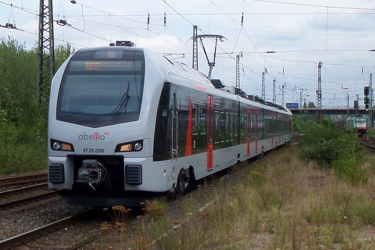 Abellio ET25 2202 trieft am 16 September 2016 während ein Probefahrt in Rheinhausen ein. 