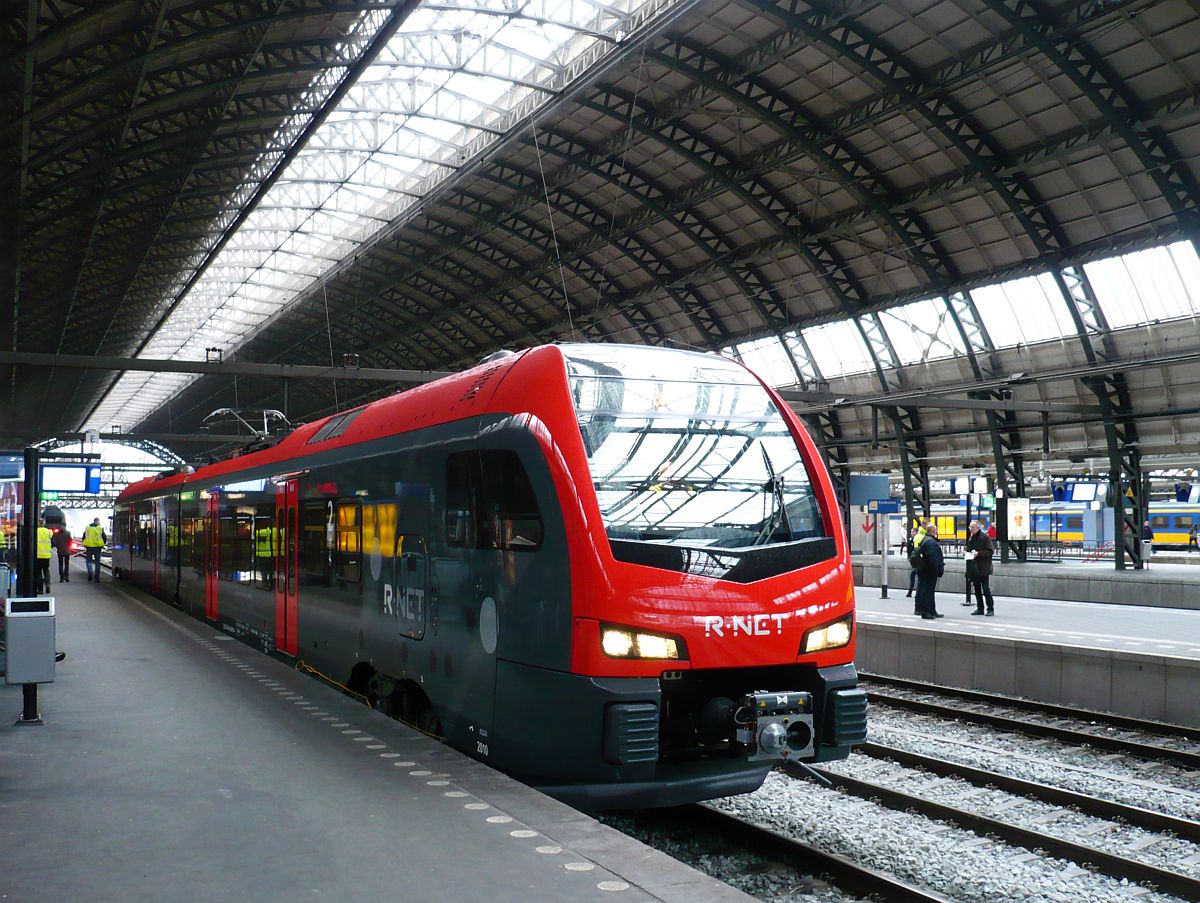 Abellio R Net Triebwagen 2010 w�hrend eine Probefahrt. Gleis 2 Amsterdam Centraal Station 10-02-2016. 

Abellio R Net treinstel 2010 tijdens testrit. Dit materieel zal gaan rijden tussen Alphen aan den Rijn en Gouda. Spoor 2 Amsterdam CS 10-02-2016.
