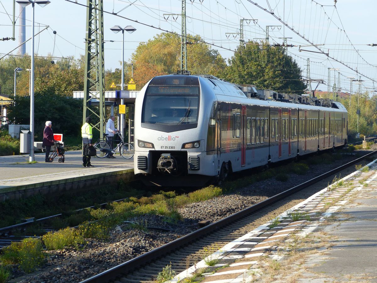 Abellio Triebzug ET 25 2303 Gleis 2 Emmerich am Rhein 31-10-2019.

Abellio treinstel ET 25 2303 spoor 2 Emmerich am Rhein 31-10-2019.