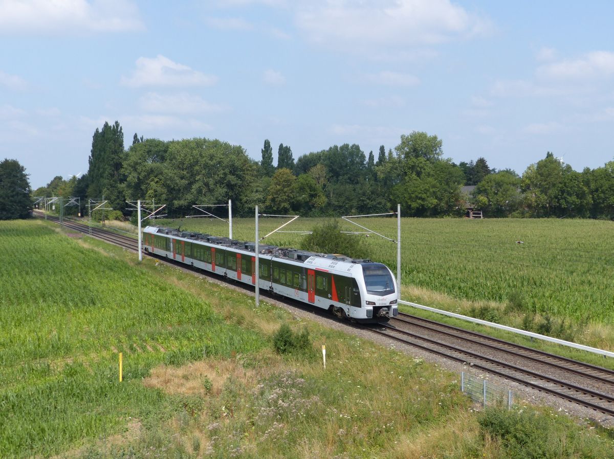 Abellio Triebzug ET 25 2304 Baumannstrasse, Praest bei Emmerich. Deutschland 06-07-2018.

Abellio treinstel ET 25 2304 Baumannstrasse, Praest bij Emmerich. Duitsland 06-07-2018.