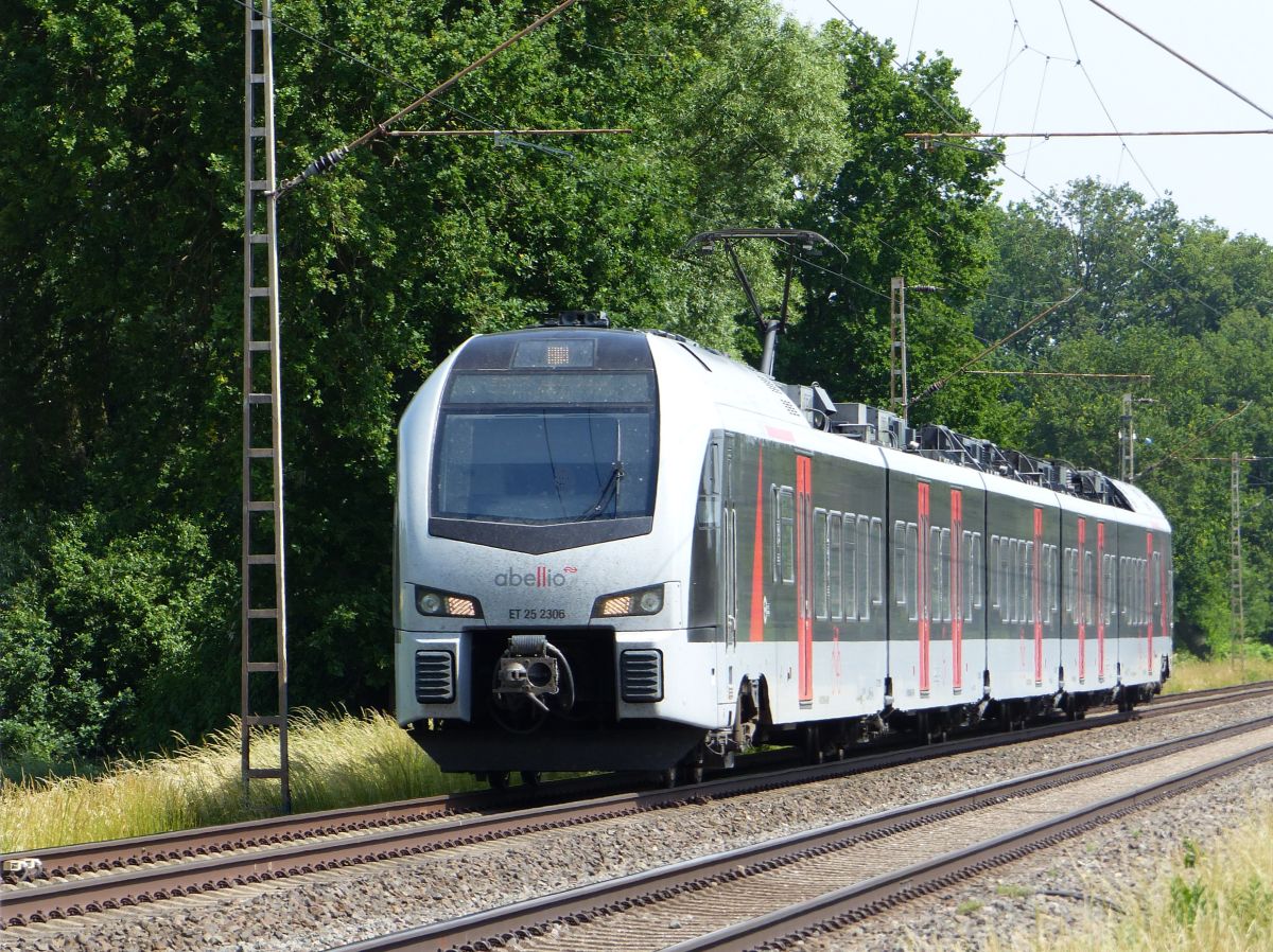 Abellio Triebzug ET 25 2306 bei Bahnbergang Wasserstrasse, Hamminkeln 18-06-2021.

Abellio treinstel ET 25 2306 bij overweg Wasserstrasse, Hamminkeln 18-06-2021.