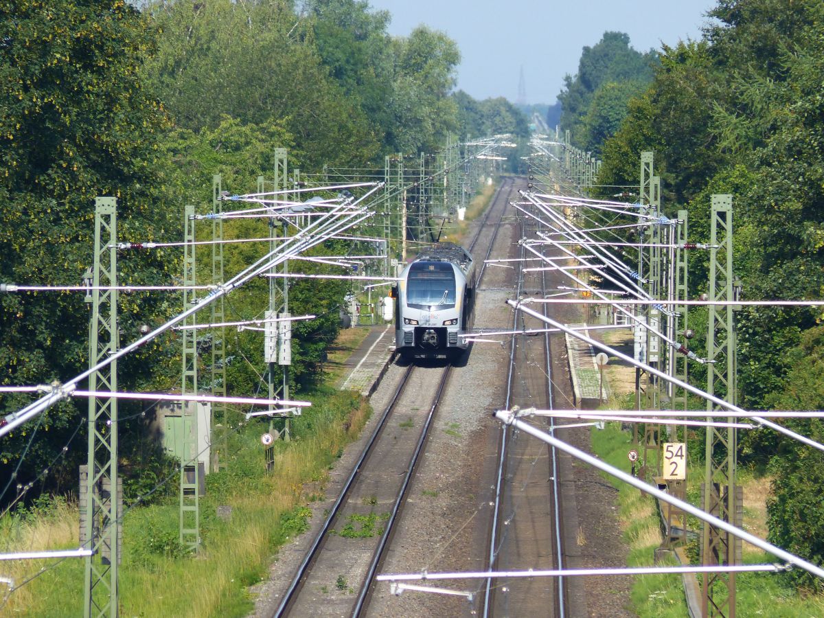 Abellio Triebzug ET 25 2307 Baumannstrasse, Praest bei Emmerich. Deutschland 06-07-2018.

Abellio treinstel ET 25 2307 Baumannstrasse, Praest bij Emmerich. Duitsland 06-07-2018.