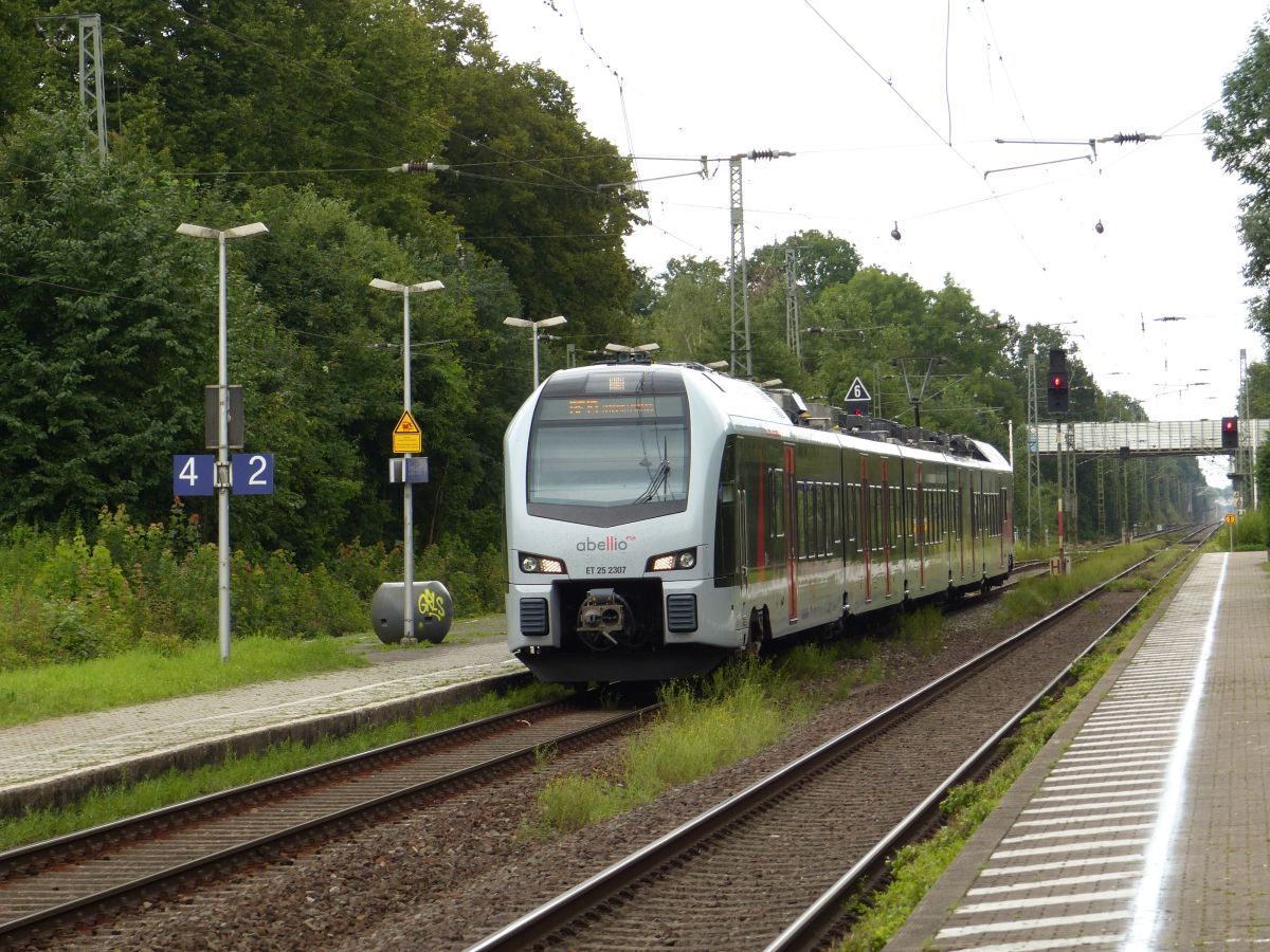 Abellio Triebzug ET 25 2307 Gleis 2 Bahnhof Empel-Rees 30-07-2021.

Abellio treinstel ET 25 2307 spoor 2 station Empel-Rees 30-07-2021.