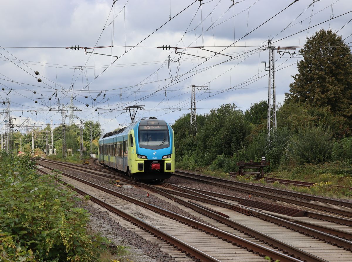 Abellio Westfalenbahn Tiebzug ET 402 Ankunft Bahnhof Salzbergen 16-09-2021.

Abellio Westfalenbahn ET 402 komende uit de richting Emden aankomst Salzbergen 16-09-2021.