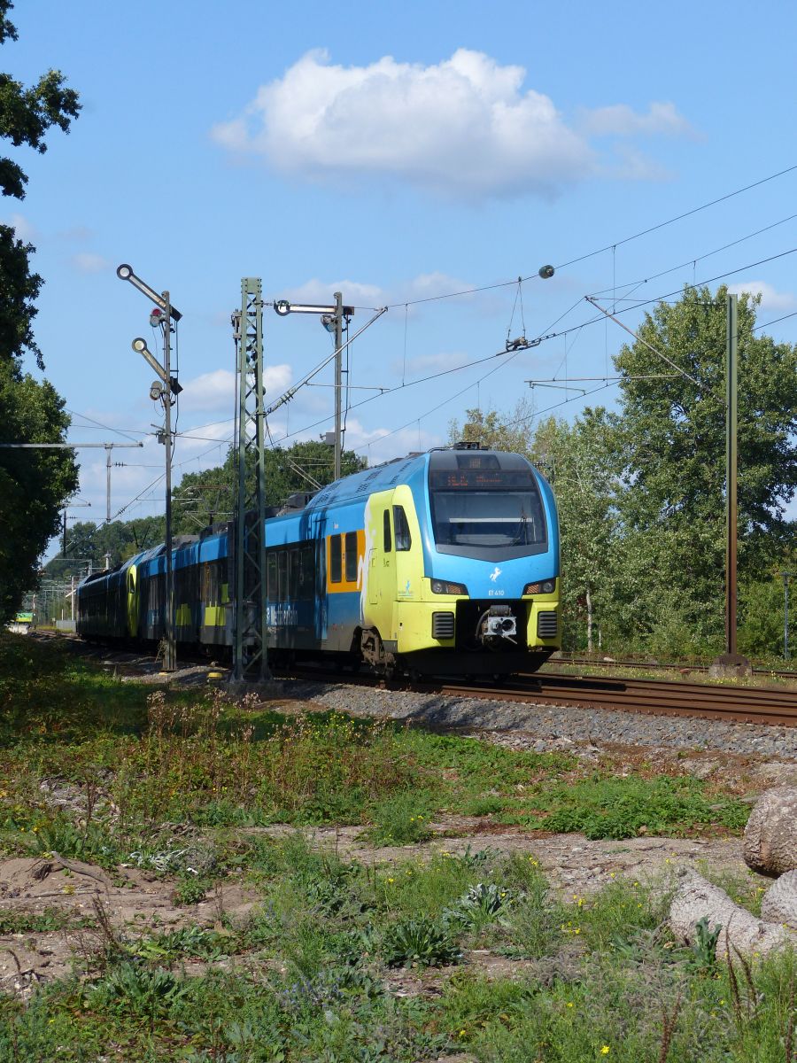 Abellio Westfalenbahn Triebzug ET 410 Abfahrt vom Bahnhof Leschede. Grenzstrae, Emsbren 13-09-2018.

Abellio Westfalenbahn treinstel ET 410 vertrek vanuit station Leschede. Grenzstrae, Emsbren 13-09-2018.