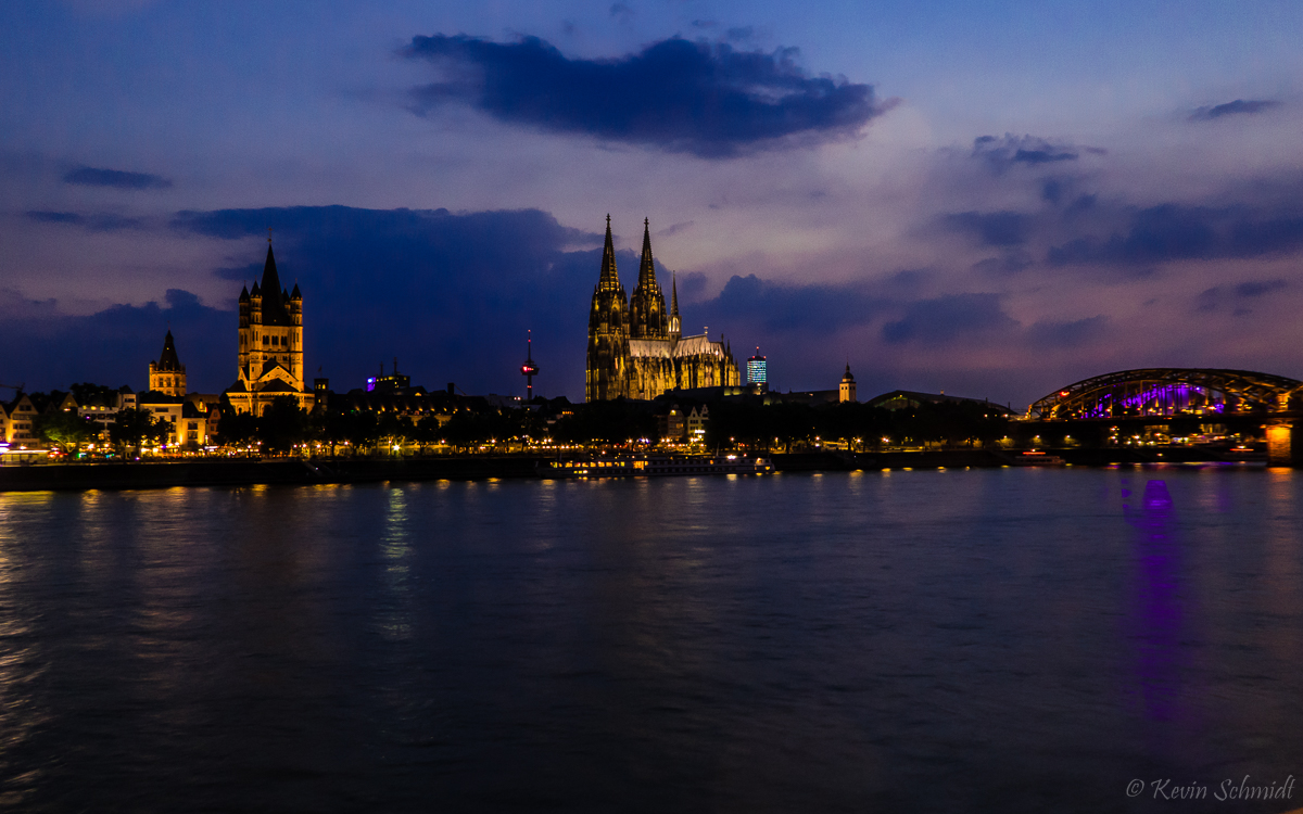 Abendaufnahme der Kölner Innenstadt mit Blick vom Deutzer Rheinufer zur Kirche Groß St. Martin (links) und zum Kölner Dom (Mitte). (08.07.2017)