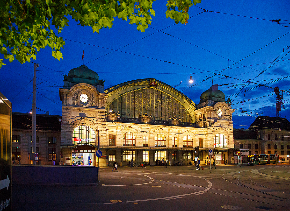 
Abendliche Ansicht auf das Empfangsgebäude Bahnhof Basel SBB am 21.05.2018.