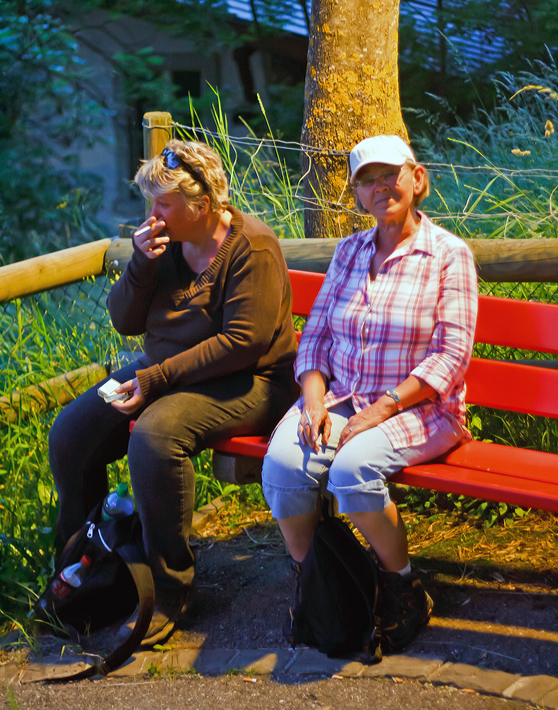 
Abendliches Rauchopfer auf der Oma-Bank in Gilamont am 27.05.2012.