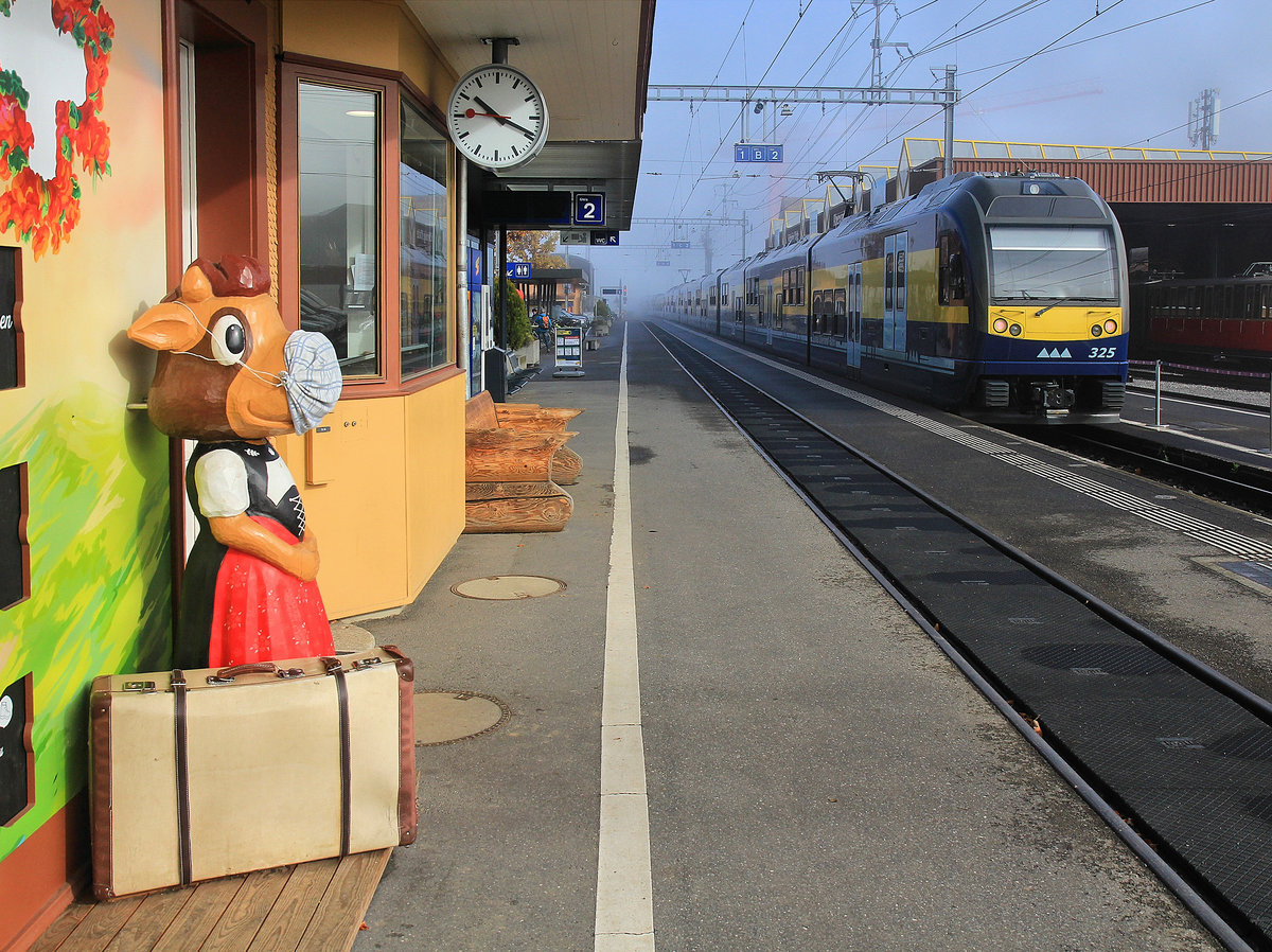 Abfahrt eines langen BOB-Zugs Richtung Interlaken Ost, mit dreiteiligem Triebwagen 325 am Schluss. Wilderswil, 30.Oktober 2020 