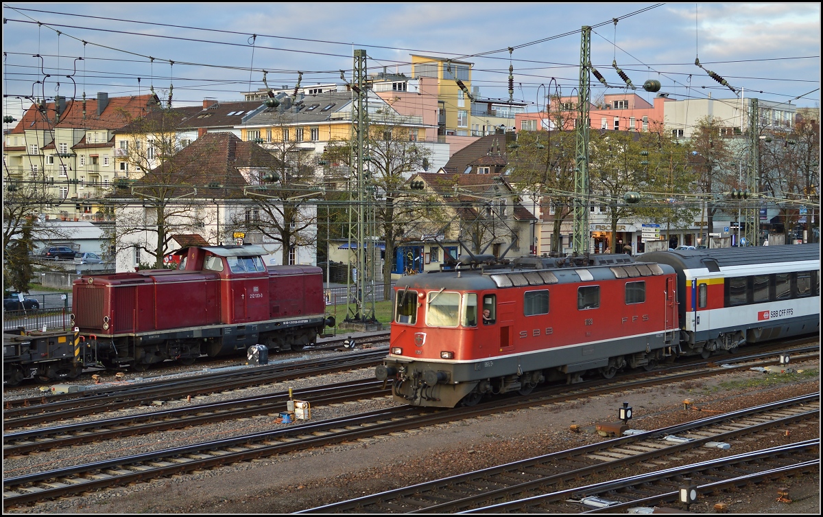 Abfahrt von IC 187 nach Zrich mit Re 4/4 II 11114, Im Hintergrund 212 133-3. November 2013.