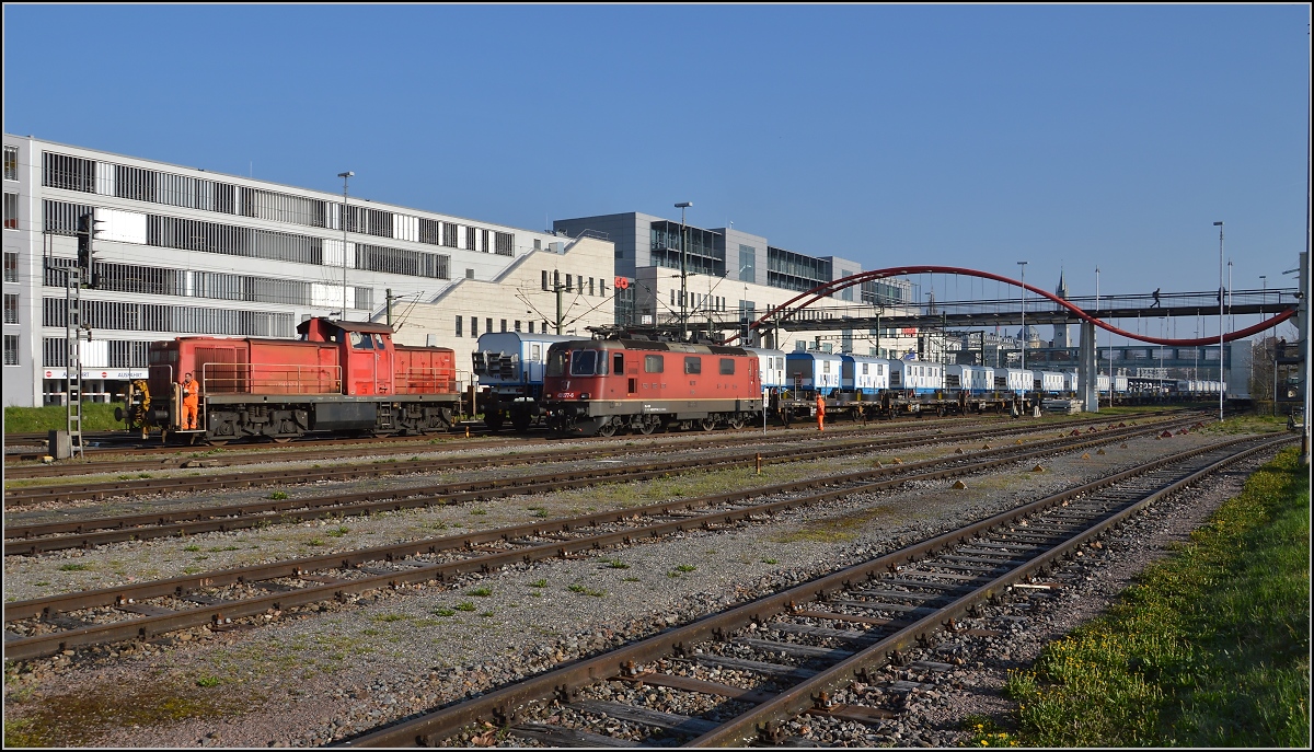 Abladen des Zirkus Knie in Konstanz. Re 420 277-6 ist mit dem ersten Teil des Zirkuszuges bereit zur Abfahrt, dahinter rangiert 294 842-0 einen weiteren Teil des Zirkuszuges zur Laderampe. April 2016.