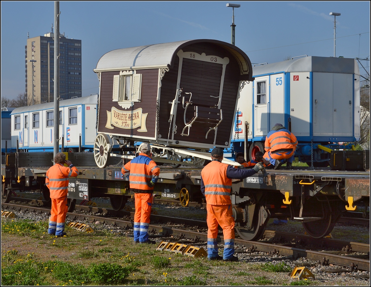 Abladen des Zirkus Knie in Konstanz. Ups, ein kleines Malheur, Achse ab. April 2016.
