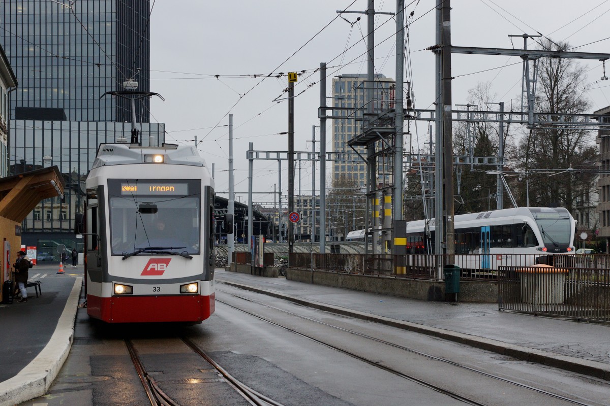 AB/SBB: Zusammentreffen in St. Gallen am 31. Dezember 2015 zwischen der S 21 nach Trogen mit dem Be 4/4 33 und der S 8 nach Schaffhausen.
Foto: Walter Ruetsch