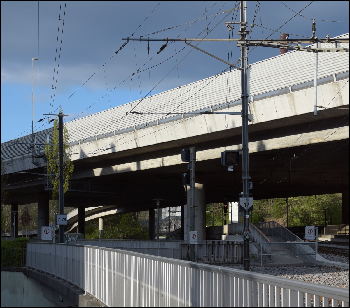 Abschied von einem Unikum, der Mehrsystemoberleitung in Zürich Giesshübel.

Mehrsystemausleger mit Gleichstromfahrleitung links und Wechselstromfahrleitung rechts. April 2022.