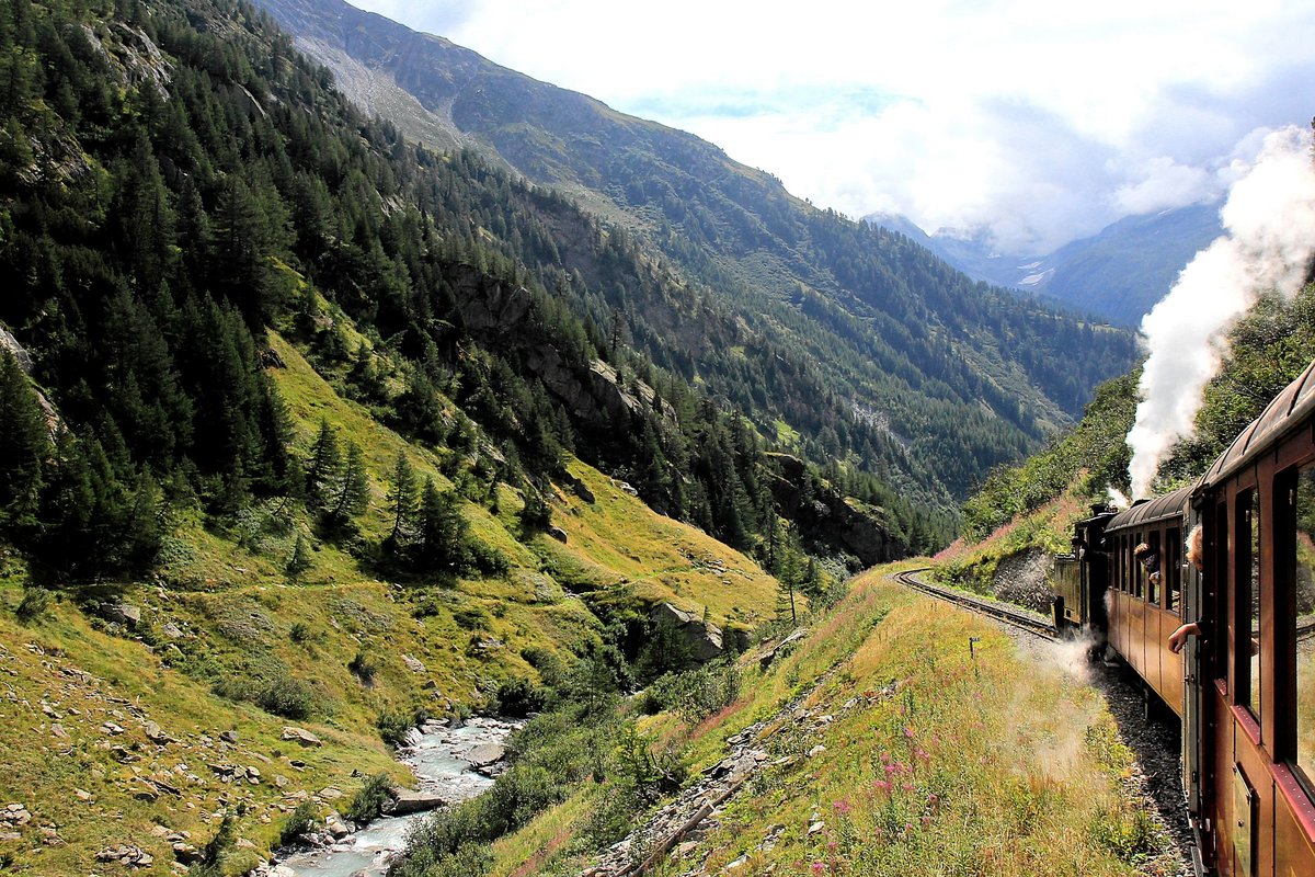 Abstieg durch wunderschöne Fichtenwälder hinter HG 3/4 Nr. 4 von Gletsch nach Oberwald. 23.August 2020 