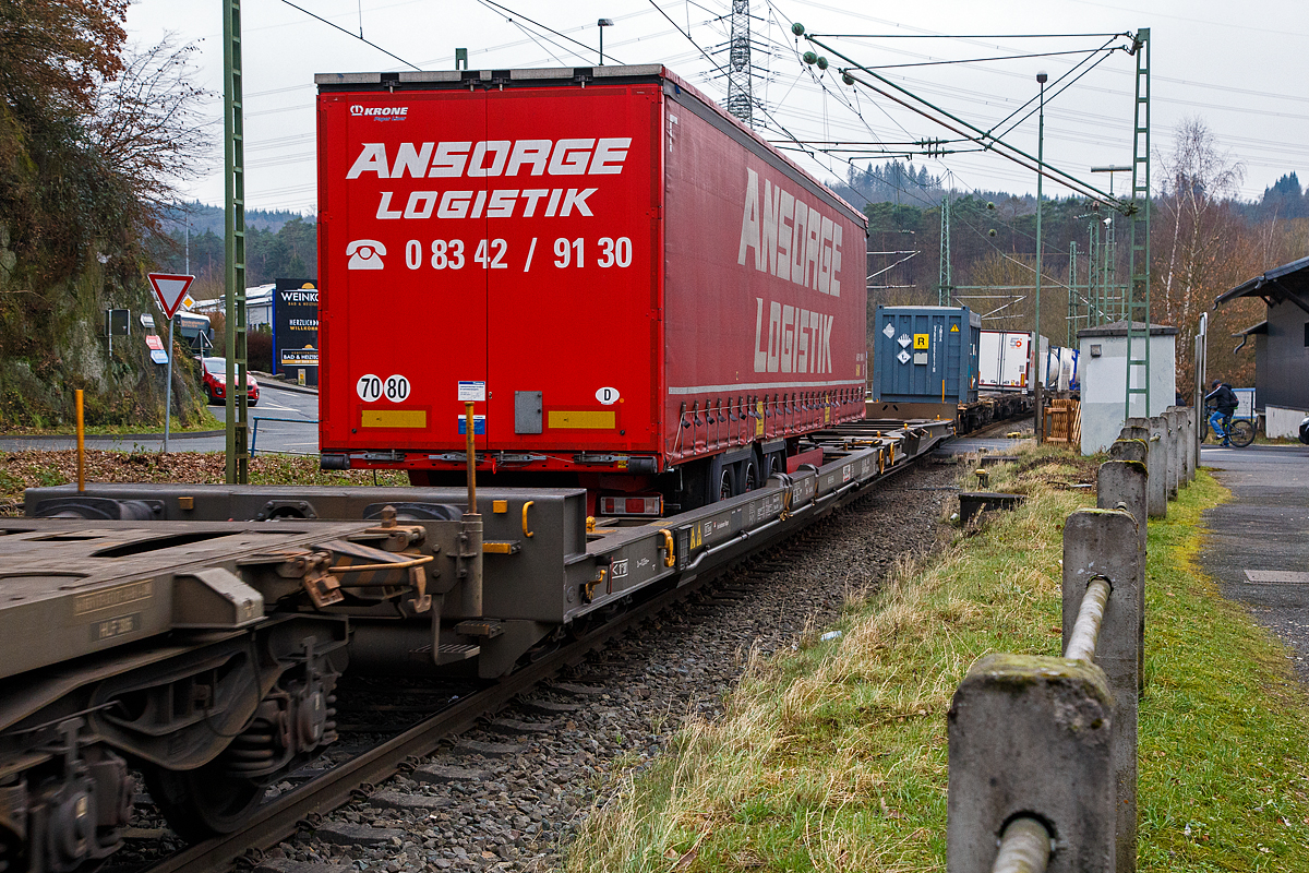 Achtachsiger niedrig gelegte Doppelwagen Jumbo II / Mega II (Trag-/Taschenwagen-Doppeleinheit) der Gattung Sdggmrrss, 83 85 4933 045-5 CH-HUPAC, der Hupac Intermodal SA, am 15.01.2022 im Zugverband bei einer Zugdurchfahrt in Scheuerfeld (Sieg). Diese Wageneinheiten bestehen aus einer niedrigen Taschenwagenhälfte („SK“) und einer niedrigen Tragwagenhälfte für Container und Wechselbehälter („CT“). Die beiden Wagenhälften sind mit einer, im Normalbetrieb nicht zu trennenden, (von den Waggons der RoLa, Saadkms 690, abgeleiteten) Kurzkupplung verbunden.

Der niedrig gelegte Doppelwagen Mega II ist fast 37 Meter lang. Er wurde 2003 eingeführt und ist heute auf allen Shuttle Net-Relationen der HUPAC im Einsatz. Der Mega-Wagen ermöglicht den Transport von Standard- und Megatrailern mit einer verfügbaren Innenhöhe von 2,55 bis 3,0 Metern je nach Streckenprofil. Durch die niedrig gelegte Ladefläche können C 70-400 kodifizierte Jumbo-Wechselbehälter bis Norditalien und High-Cube-Container bis Süditalien auf der Gotthardstrecke transportiert werden.

Zusätzlich der Eignung für die neuen Megatrailer, wegen deren Umschlagtechnik mittels tiefliegenden Greifkantenbeschlägen ein sehr niedrig aufbauender Wagenrahmen erforderlich ist, sollten auch Container und Wechselbehälter mit großen Höhenmassen alpenquerend befördert werden können. Damit war ein über die Ladelänge nicht in der Höhe gekröpfter Wagenrahmen erforderlich. Die verglichen mit der „Standardhöhe“ von 1.175 mm über Schienenoberkante (SOK), sehr niedrige Aufstandshöhe von nur 855 mm des MEGA II machte den Einsatz von Drehgestellen der Bauart Y31 Lsi(f) notwendig. Diese weisen eine geringere Bauhöhe, durch kleinere Radsätze mit 760 mm Laufkreisdurchmesser und maximal 18 t Radsatzlast, auf.

Hersteller dieser Wagen ist die Ferriere Cattaneo in Giubiasco (Schweiz), die 115 Wagen (230 Wagenmodule) hergestellt hat. 
