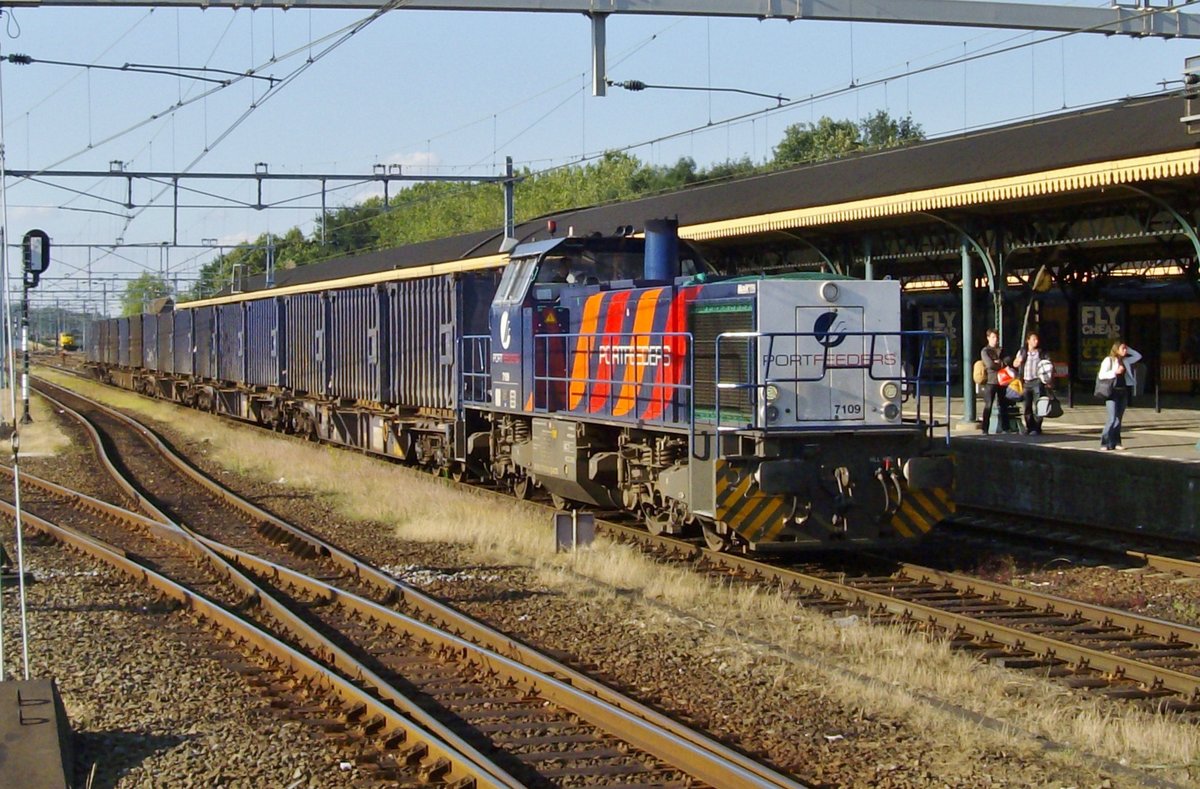 ACTS/Portfeeders/HUSA 7109 steht mit ein Müllzug in ´s Hertogenbosch am 10 Juni 2009.