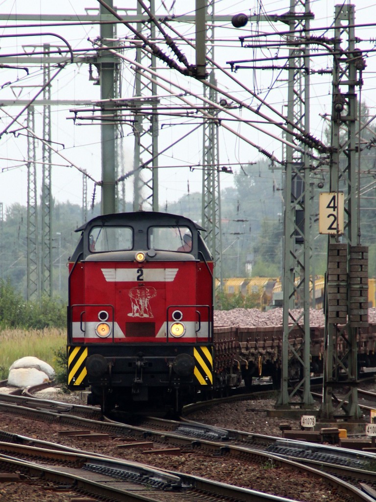 Adam 2 345 250-5(LEW 1969/12243 V60D 478 kW Eigentum Uwe Adam Transporte; ex Kali- Bischofferode)rangiert hier mit einem Bauzug im alten Gbf HH-Harburg. 07.09.2012