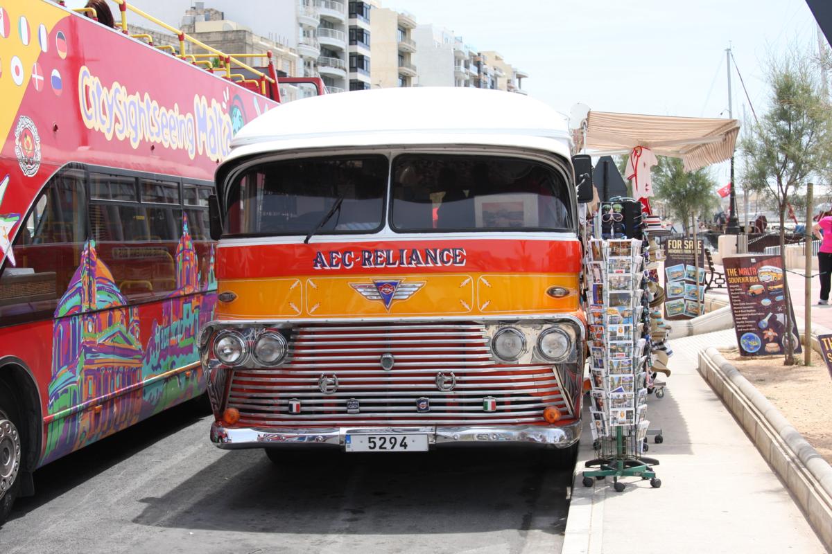 AEC Reliance Oldtimer am F�hrhafen in Sliema. Am 15.5.2014 diente dieses Fahrzeug allerdings nicht mehr als Stadtbus auf Malta sondern als fahrender Verkaufsshop f�r Touristen Artikel.