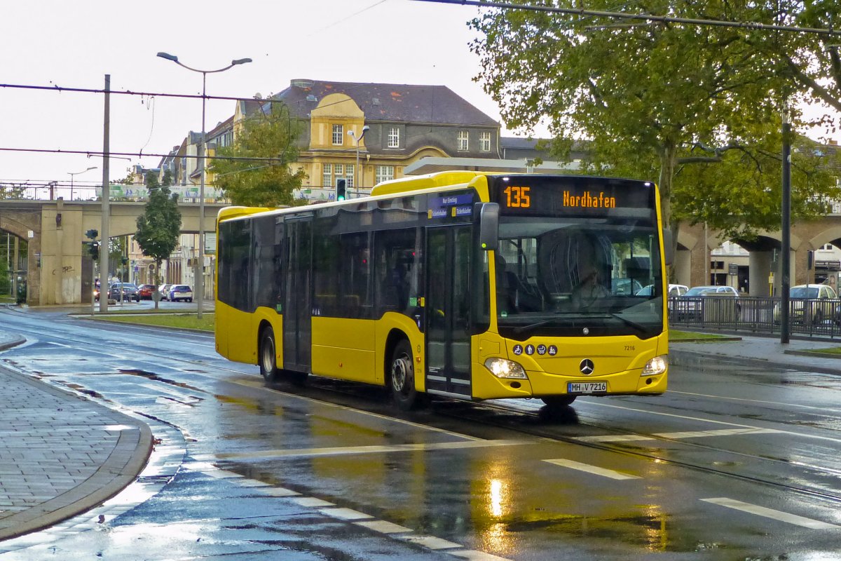 �u�erlich k�nnte man diesen Bus mit dem Kennzeichen MH-V 7216 f�r ein Fahrzeug der Ruhrbahn halten, der Bus wird allerdings vom privaten Unternehmen Vehar im Auftragsverkehr eingesetzt und hat daf�r die gelbe Farbgebung erhalten.
