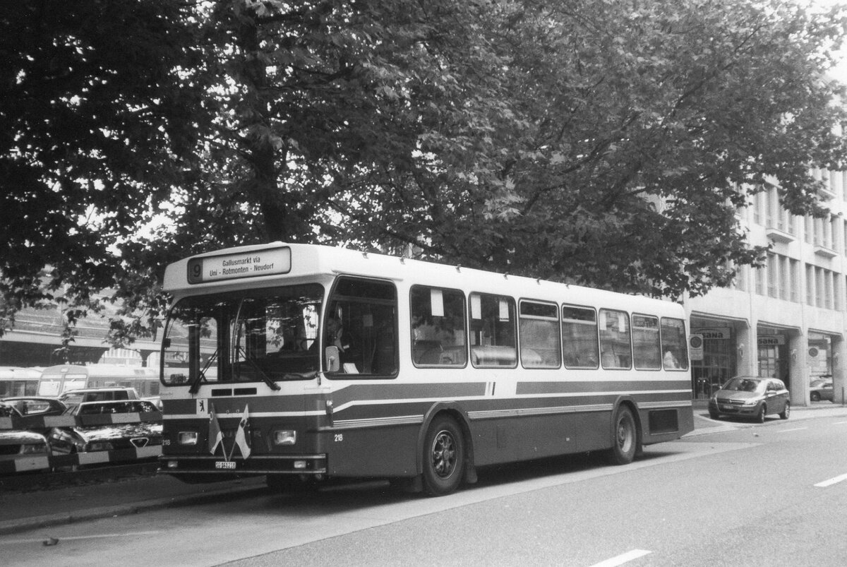 (AG 13) - Aus dem Archiv: VBSG St. Gallen - Nr. 218/SG 141'218 - Saurer/Hess am 18. Oktober 2005 beim Bahnhof St. Gallen