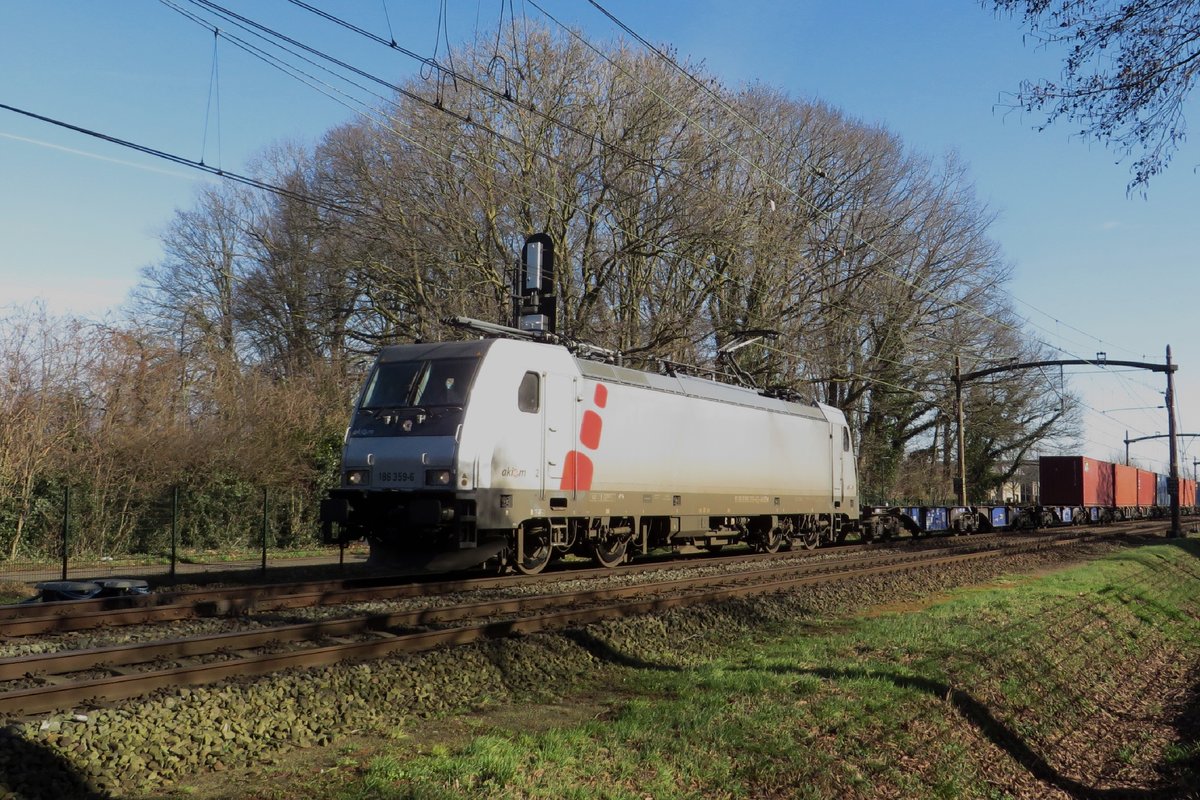 Akiem 186 359 zieht ein RFO-KLV durch Oisterwijk am 24 Februar 2021.
