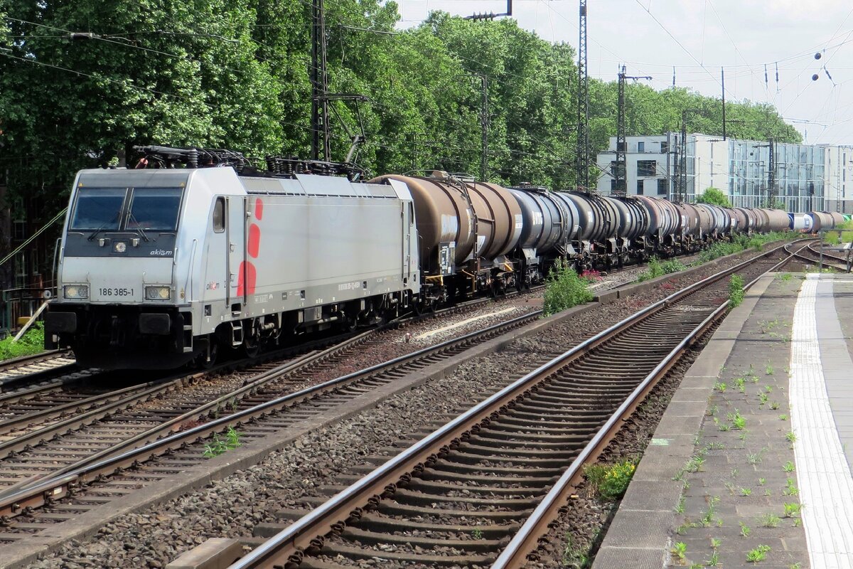 Akiem/Lineas 186 385 zieht ein Kesselwagenzug durch Kln Sd am 19 Mai 2022.