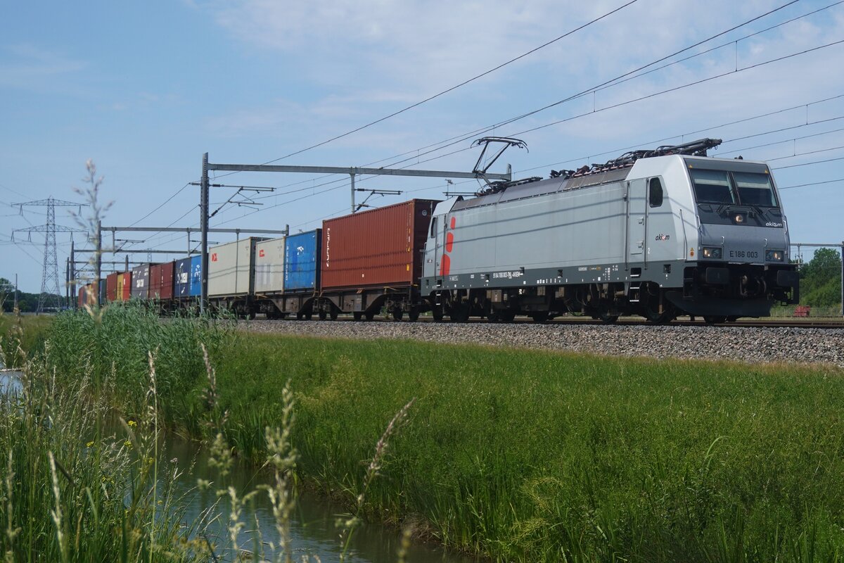 Akiem/RFO 186 003 schlept am 30 Mai 2026 ein Containerzug durch Valburg.