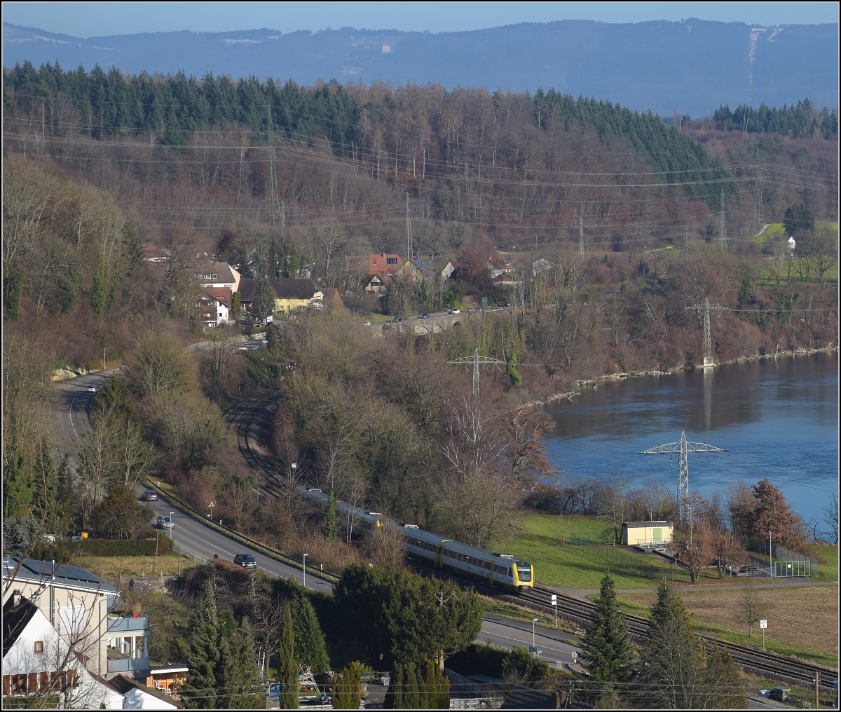 Aktueller Stand rechts des Hochrheins.

612er Doppeltraktion jetzt auch in Schwachlastzeiten, wobei die Auslastung teilweise weit unter 10% liegt. In Singen oder Schaffhausen hatte ich bisher 25, 16 und 12 Fahrgäste gezählt. Das waren selbst zu Corona-Ausgangssperrenzeiten deutlich mehr. Karsau, Dezember 2021. 